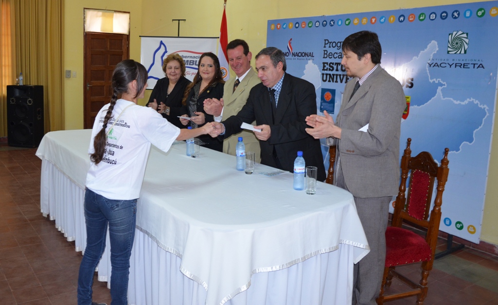 Jóvenes estudiantes provenientes de familias en situación socio-económica vulnerables del departamento de Ñeembucú, recibieron el desembolso correspondiente al Programa de Becas para Estudios Universitarios de la Entidad Binacional Yacyretá (EBY), en el marco de un convenio que mantiene con la Gobernación local. Con el acto cumplido en Pilar, la administración del abogado Juan Alberto Schmalko completa la primera etapa de desembolso, de 3.050.000.000 guaraníes, que llega a beneficiar a 1.892 estudiantes universitarios de 67 municipios de los Departamentos de Itapúa, Misiones, Caazapá y Ñeembucú. El acto se desarrolló en Salón “Padre Domiciano Ramírez” de la Gobernación de Ñeembucú, en la ciudad de Pilar, donde unos 380 universitarios recibieron el aporte correspondiente por los primeros cinco meses del presente año un total de 600 millones de guaraníes. Participaron del acto, el gobernador de Ñeembucú, Carlos Silva, la jefa de Coordinación Social de la EBY, Lic. María Esther Jiménez, la Secretaria de Dirección, Abog. María Elena González, además de autoridades locales y los jóvenes beneficiarios de las becas. En la oportunidad, la abogada María Elena González destacó el impacto social que tiene el programa de becas universitarias para el área de influencia de Yacyretá. “La Educación es la llave que abre la puerta del desarrollo personal y de la sociedad”, sostuvo, al tiempo de anunciar que la Dirección de la binacional, analiza la posibilidad de ampliar la cantidad de becas para los jóvenes de los departamentos de Itapúa, Misiones, Ñeembucú y Caazapá. Por otra parte, explicó que la EBY se encuentra embarcada en un proceso de institucionalización de sus programas y proyectos sociales, de modo a acompañar a gobiernos regionales y locales en la ejecución, y asegurar de este modo, la transparencia y efectividad de los mismos. El gobernador de Ñeembucú agradeció las gestiones realizadas por la binacional para cumplir con los jóvenes becados, y manifestó su optimismo en que se pueda ampliar la cantidad de beneficiarios de este programa social.